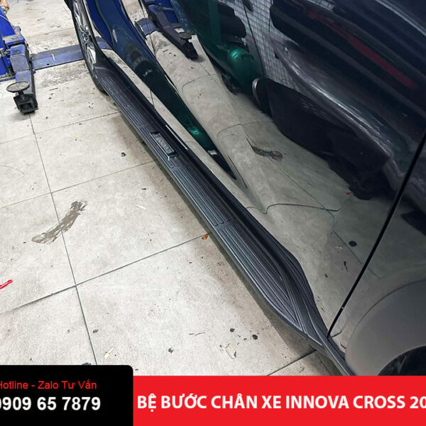 Bệ bước chân xe Innova Cross 2024
