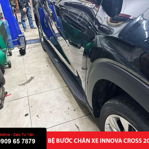 Bệ bước chân xe Innova Cross 2024
