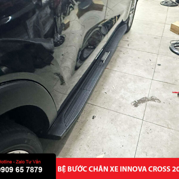 Bệ bước chân xe Innova Cross 2024