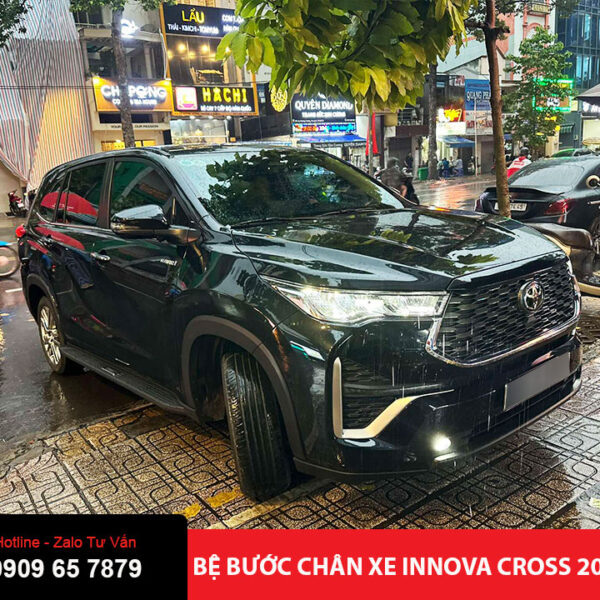 Bệ bước chân xe Innova Cross 2024
